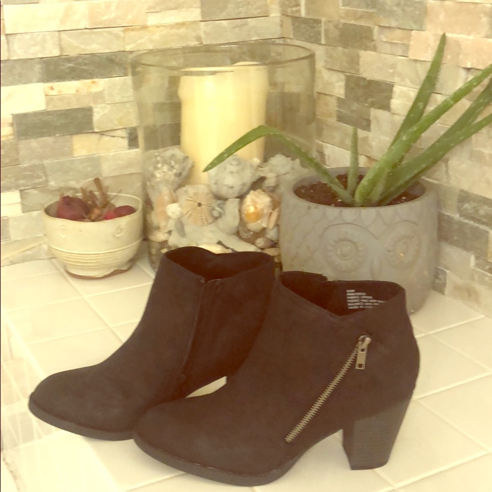 Size 9 1/2, never worn, ankle boots.